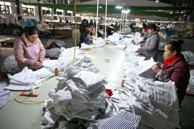 O Sr. Peng diz que a fábrica costumava vender um milhão de pares de botas por ano... - (crédito: Xiqing Wang/ BBC) O Sr. Peng diz que a fábrica costumava vender um milhão de pares de botas por ano... - (crédito: Xiqing Wang/ BBC)