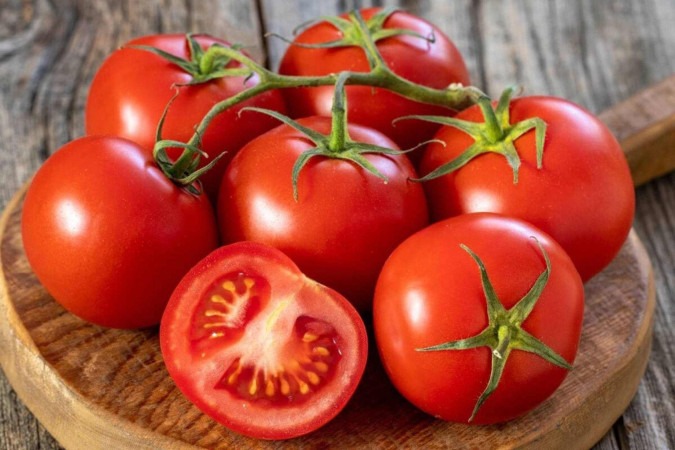 Além de ser um ingrediente clássico na culinária, o tomate pode trazer benefícios surpreendentes para o organismo (Imagem: Enez Selvi | Shutterstock) -  (crédito: EdiCase)