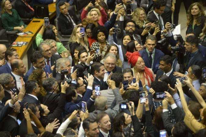 Hugo Motta celebra vitória no plenário da Câmara dos Deputados - (crédito: Ed Alves/ CB/DaPress) Hugo Motta celebra vitória no plenário da Câmara dos Deputados - (crédito: Ed Alves/ CB/DaPress)