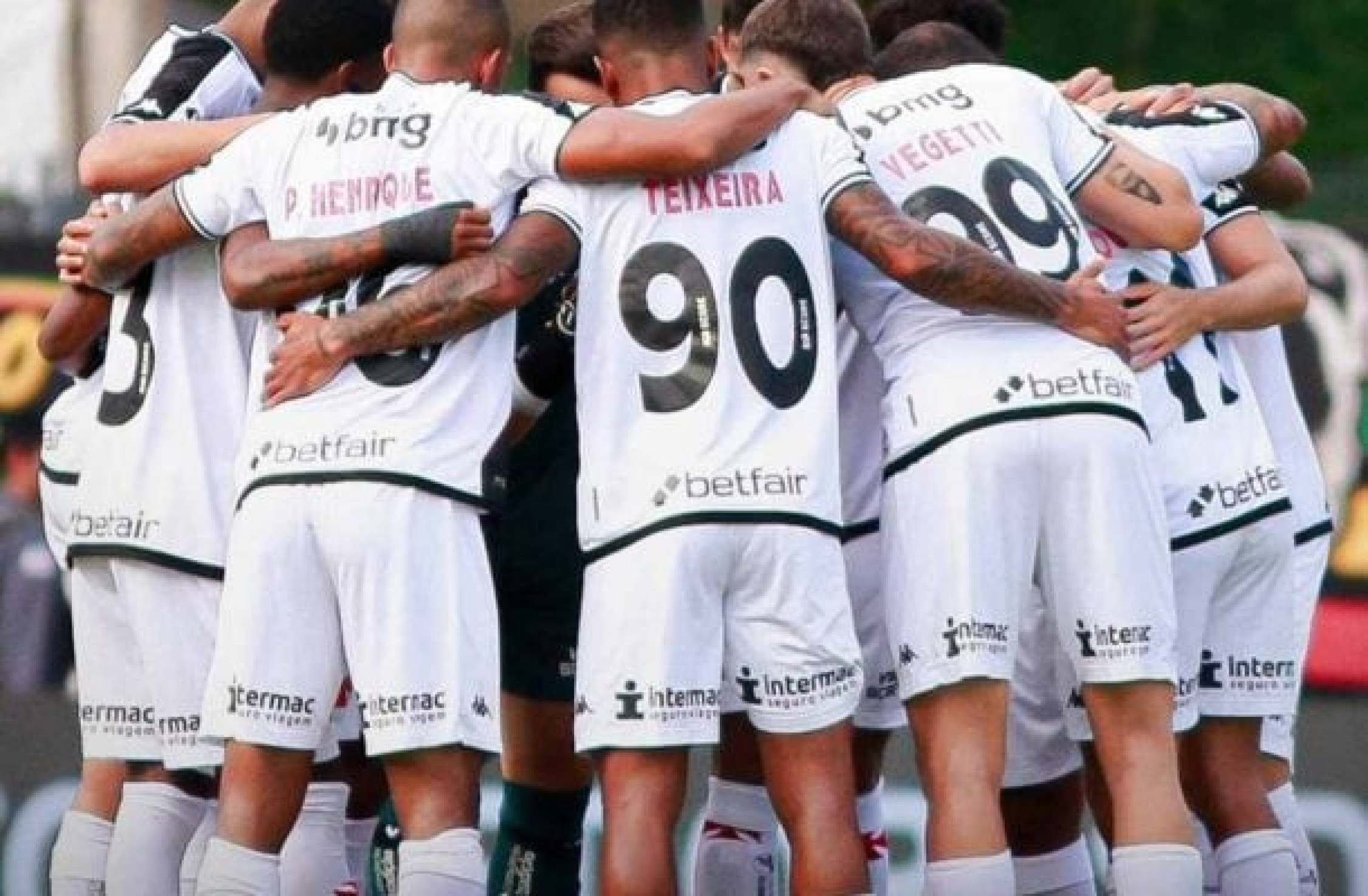 Com dois de Vegetti, Vasco busca empate com Voltaço na briga pela liderança do Carioca