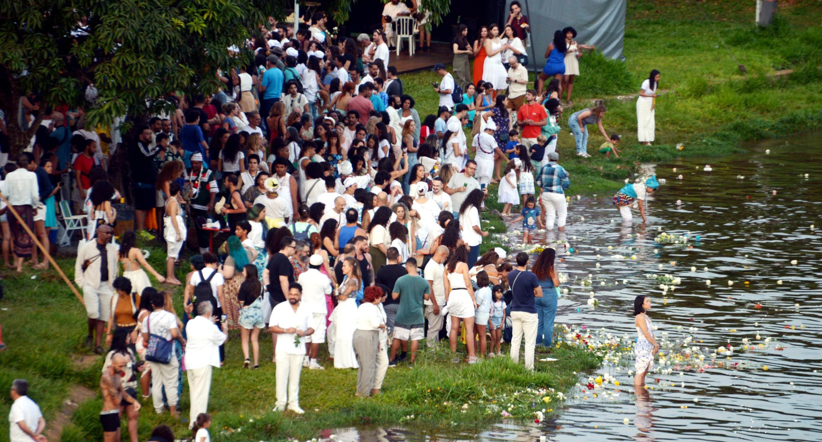 Celebração a Iemanjá reúne milhares de fiéis na Praça dos Orixás Celebração a Iemanjá reúne milhares de fiéis na Praça dos Orixás
