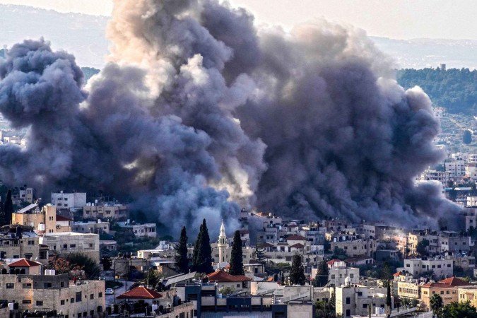 Colunas de fumaça depois de várias explosões no campo de refugiados palestinos de Jenin - (crédito: Mohammad Mansour/AFP) Colunas de fumaça depois de várias explosões no campo de refugiados palestinos de Jenin - (crédito: Mohammad Mansour/AFP)