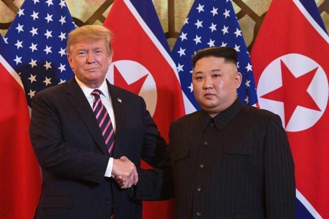 O presidente showman e o ditador outrora recluso: Donald Trump e Kim Jong Un se encontraram na DMZ em 2019 - (crédito: Getty Images) O presidente showman e o ditador outrora recluso: Donald Trump e Kim Jong Un se encontraram na DMZ em 2019 - (crédito: Getty Images)
