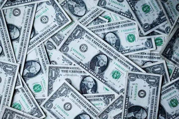 Na sexta-feira, o dólar à vista fechou a R$ 5,8366, em queda de 0,28%, emendando o décimo pregão consecutivo de baixa. - (crédito: Alexander Grey Unsplash) Na sexta-feira, o dólar à vista fechou a R$ 5,8366, em queda de 0,28%, emendando o décimo pregão consecutivo de baixa. - (crédito: Alexander Grey Unsplash)