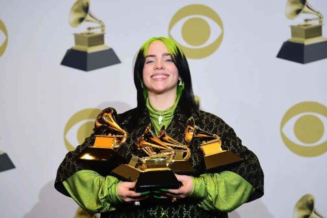 Em 2020, Billie Eilish fez história ao levar para casa esses dois prestigiados troféus com a faixa Bad guy - (crédito: FREDERIC J. BROWN / AFP) Em 2020, Billie Eilish fez história ao levar para casa esses dois prestigiados troféus com a faixa Bad guy - (crédito: FREDERIC J. BROWN / AFP)