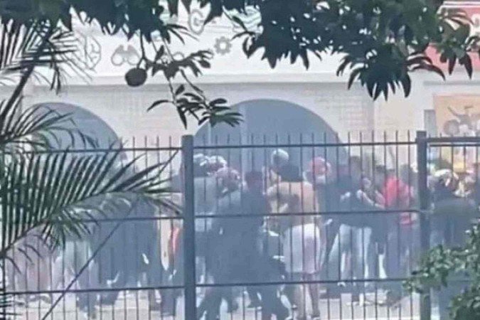 Briga entre torcidas de Santa Cruz e Sport foi marcada por cenas de violência e vandalismo - (crédito: Foto: Reprodução) Briga entre torcidas de Santa Cruz e Sport foi marcada por cenas de violência e vandalismo - (crédito: Foto: Reprodução)