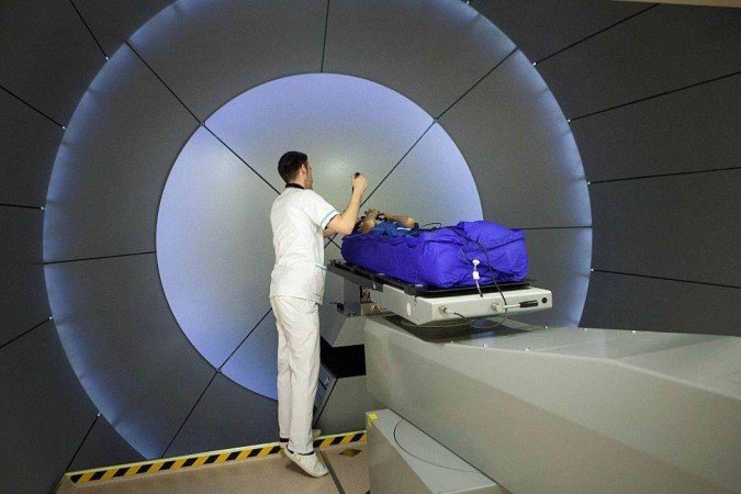 A radioterapia convencional envolve a exposição de tecidos cancerígenos à radiação, geralmente raios X, durante pelo menos vários minutos - (crédito: Getty Images) A radioterapia convencional envolve a exposição de tecidos cancerígenos à radiação, geralmente raios X, durante pelo menos vários minutos - (crédito: Getty Images)
