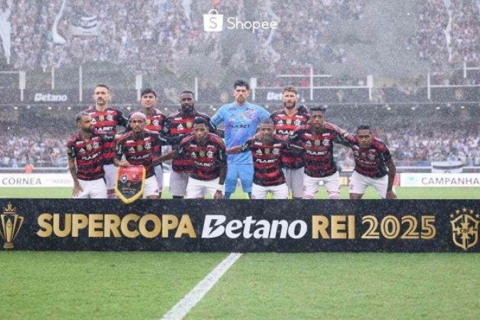 Flamengo posa antes da final com o Botafogo. Em campom, 3 a 1. Tricampeão - (crédito: Foto: Gilvan de Souza/Flamengo) Flamengo posa antes da final com o Botafogo. Em campom, 3 a 1. Tricampeão - (crédito: Foto: Gilvan de Souza/Flamengo)