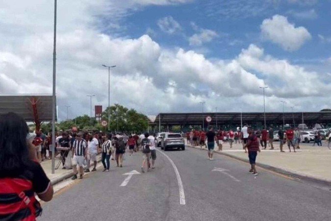 Torcidas de Flamengo e Botafogo transitam no mesmo espaço pelo Mangueirão - (crédito: Foto: Reprodução) Torcidas de Flamengo e Botafogo transitam no mesmo espaço pelo Mangueirão - (crédito: Foto: Reprodução)