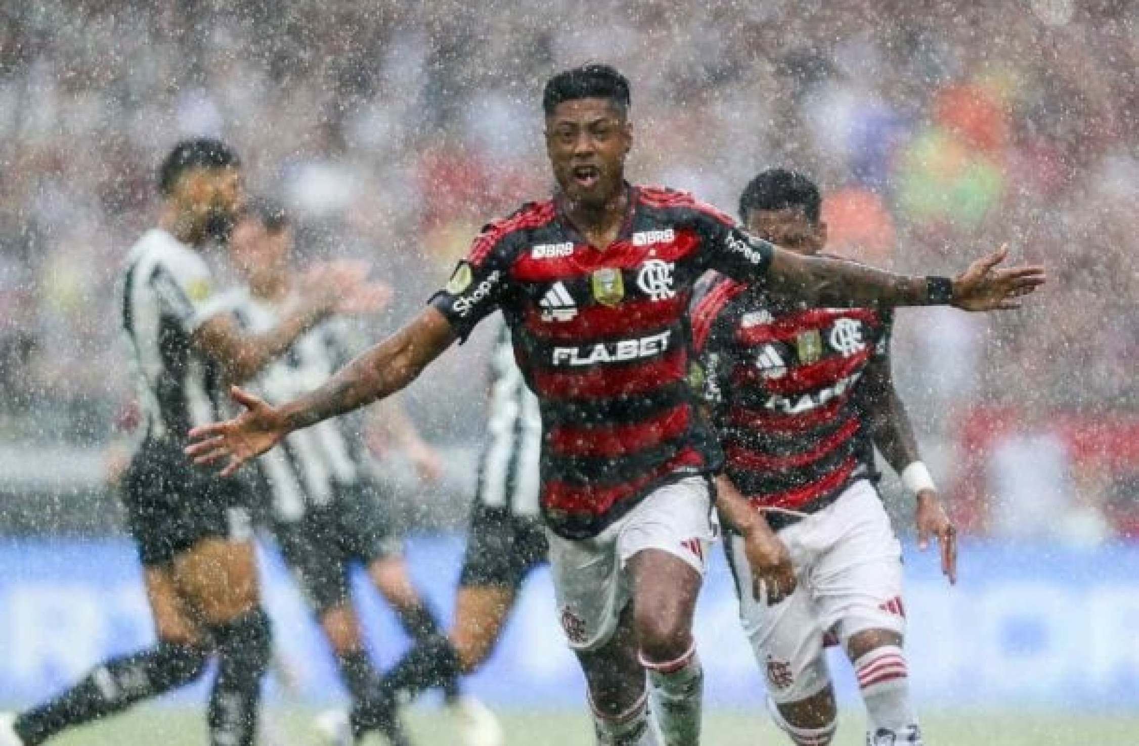 Bruno Henrique brilha, Flamengo domina o Botafogo e é tricampeão da Supercopa
