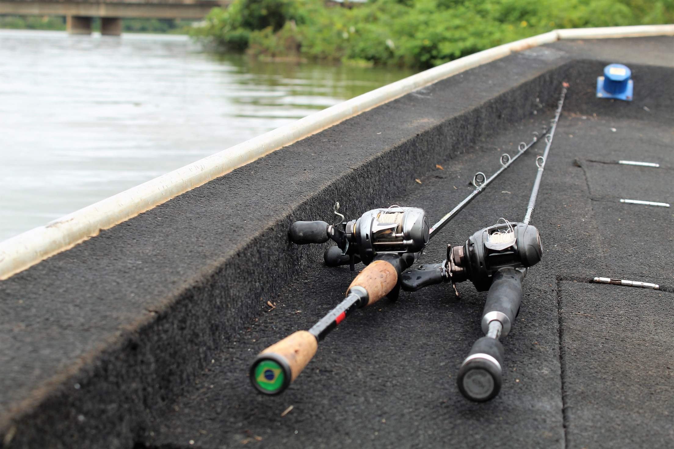 As varas de pesca de Estácio Batista no Lago Paranoá