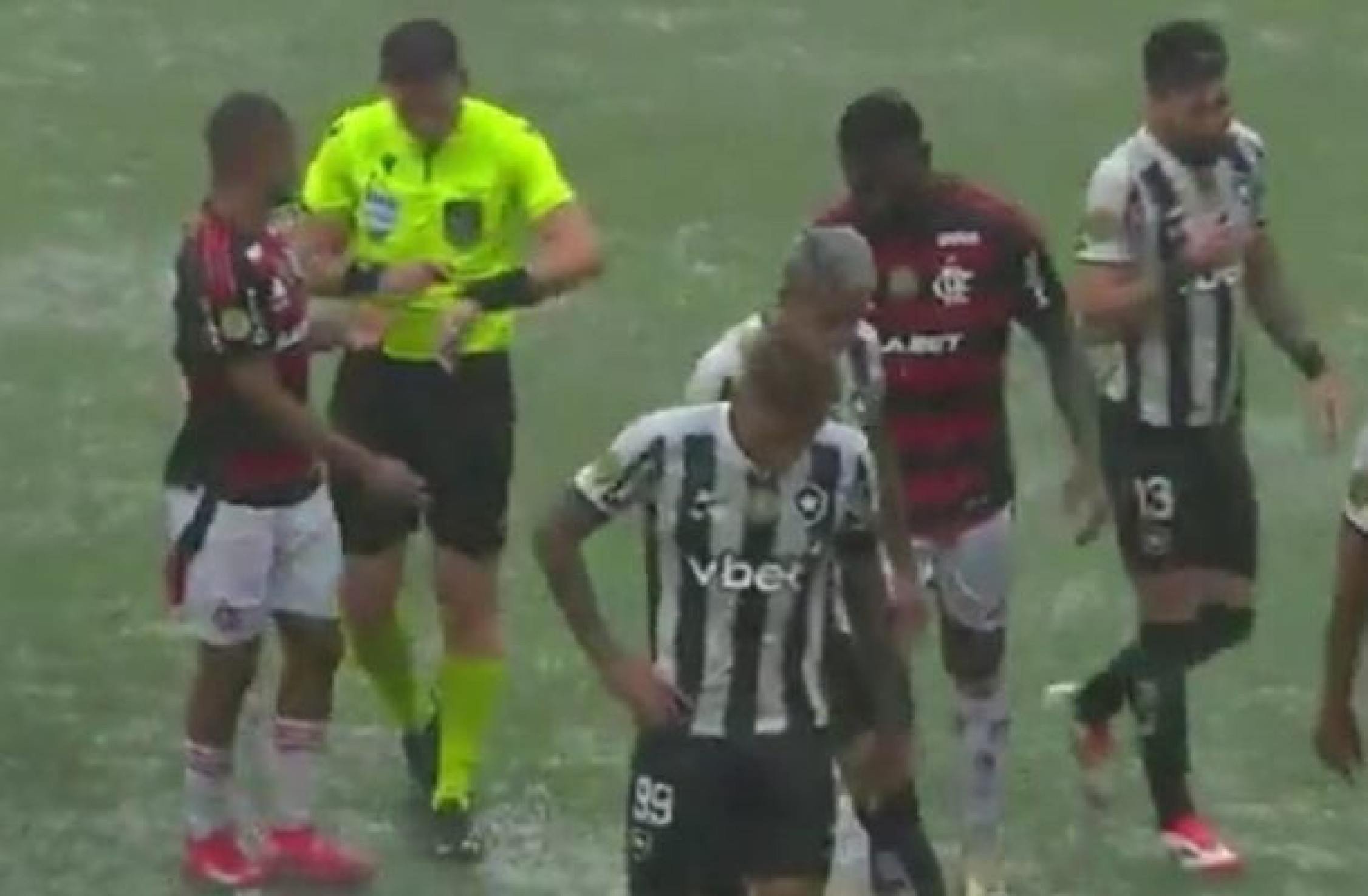 Chuva interrompe decisão da Supercopa entre Botafogo x Flamengo