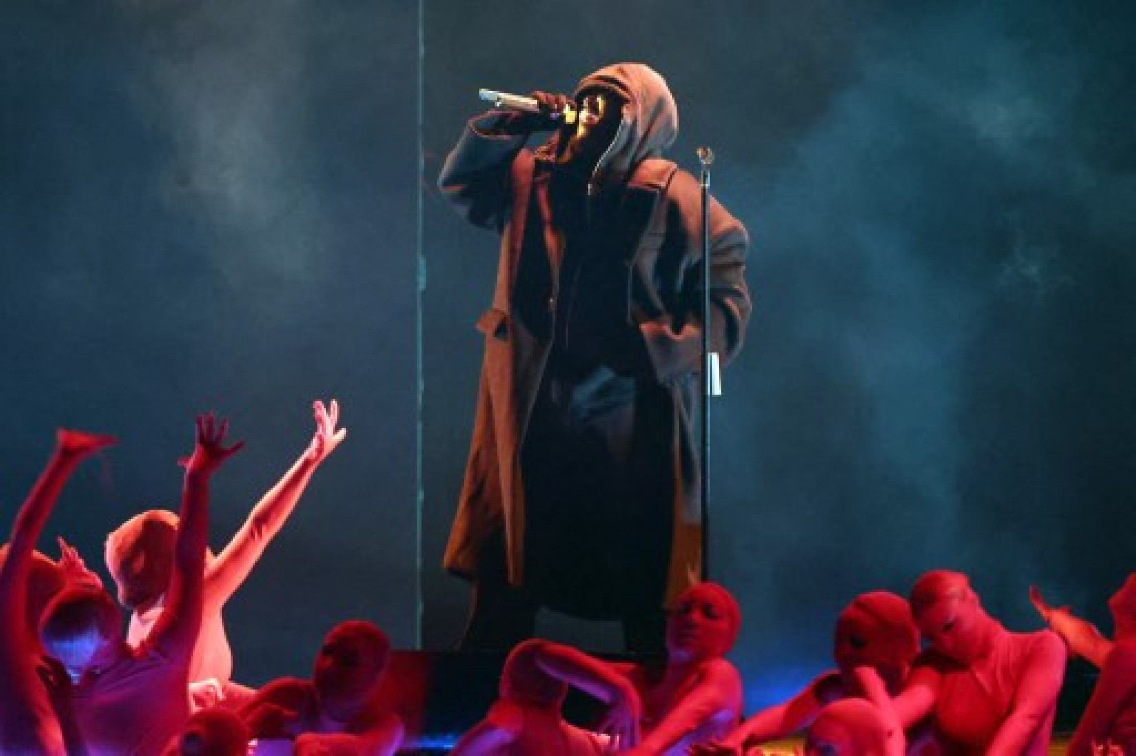 Após histórico de boicote, The Weeknd volta ao Grammy em apresentação surpresa (e apoteótica)