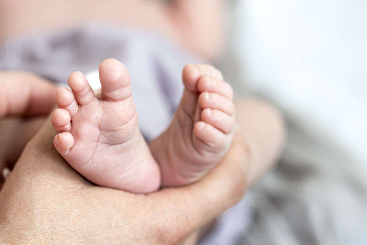 Bebê é encontrado morto após cachorro mexer em saco abandonado