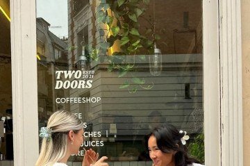 Com estampas ousadas e design moderno, os chinelos se tornaram tendência no street style