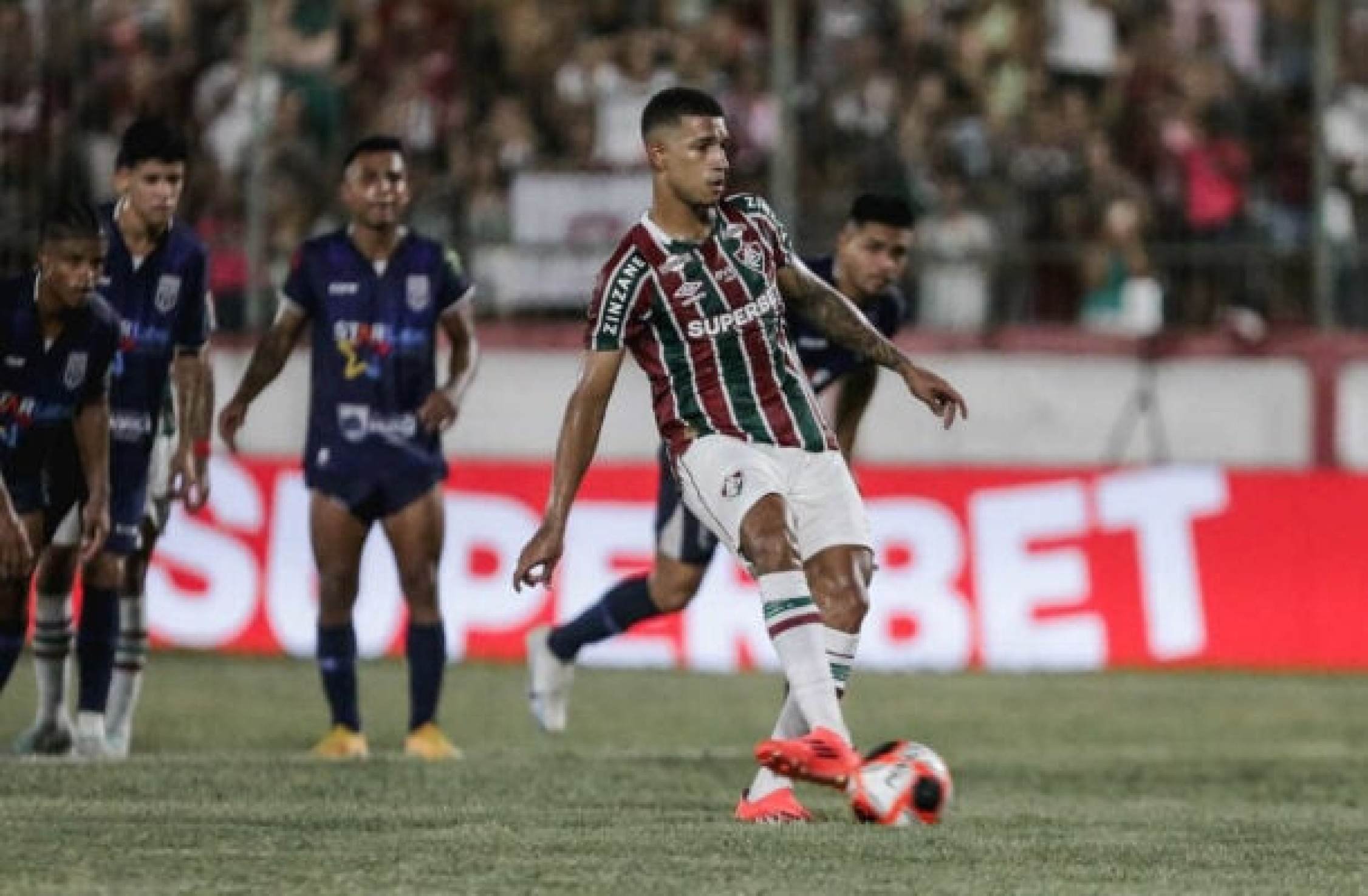 Fluminense recebe proposta por Kauã Elias e deve ir ao mercado por novo atacante