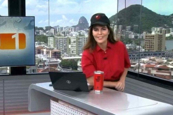 Mariana Gross com boné e copo do Flamengo - (crédito: Reprodução / TV Globo) Mariana Gross com boné e copo do Flamengo - (crédito: Reprodução / TV Globo)