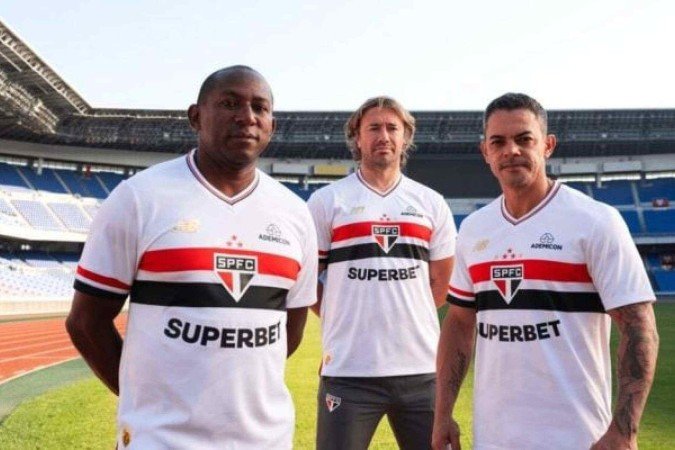 Lugano, Mineiro e Josué foram para o Japão realizar as primeiras fotos do novo uniforme Tricolor - (crédito: Foto: Divulgação/São Paulo) Lugano, Mineiro e Josué foram para o Japão realizar as primeiras fotos do novo uniforme Tricolor - (crédito: Foto: Divulgação/São Paulo)
