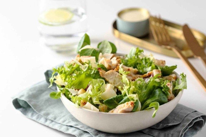 Salada de rúcula com alface e frango (Imagem: vasanty | Shutterstock) - (crédito: EdiCase) Salada de rúcula com alface e frango (Imagem: vasanty | Shutterstock) - (crédito: EdiCase)