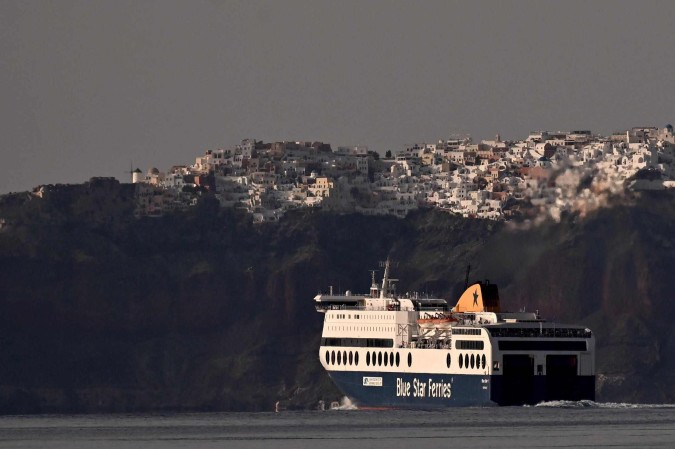 Desde domingo, mais de 200 tremores foram registrados na ilha turística do arquipélago das Cíclades, no Mar Egeu -  (crédito: Aris MESSINIS / AFP)