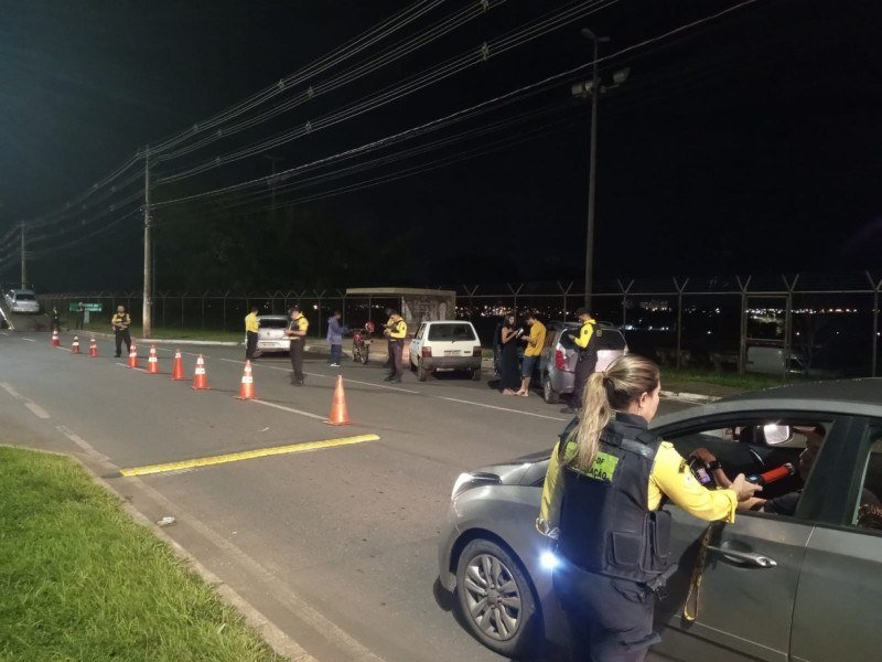 Fiscalização flagra 49 motoristas alcoolizados no DF durante o feriado