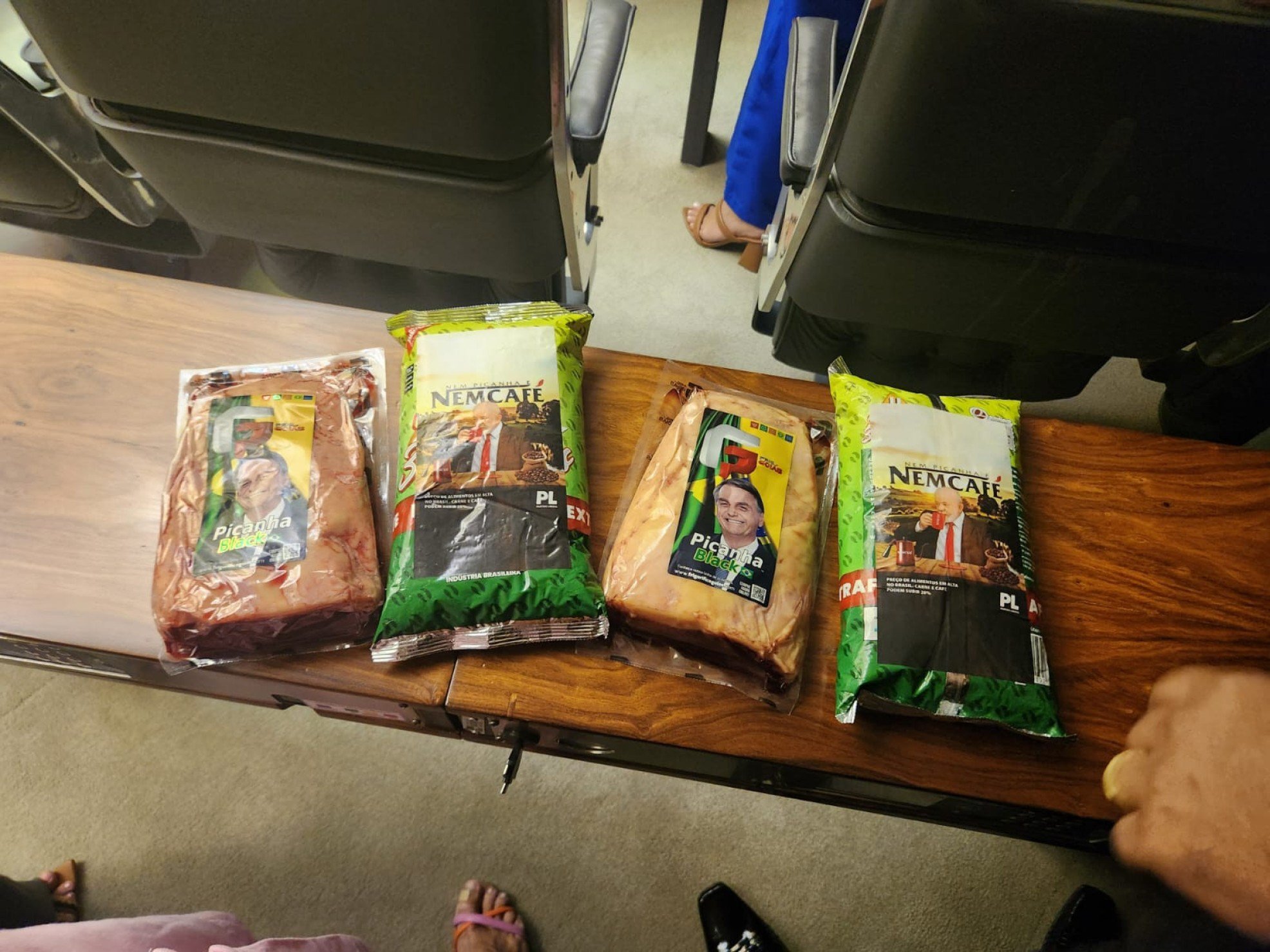 Pacotes de picanha e de café foram exibidos com fotos de Lula e do ex-presidente Jair Bolsonaro, em protesto pelo aumento do preço dos alimentos