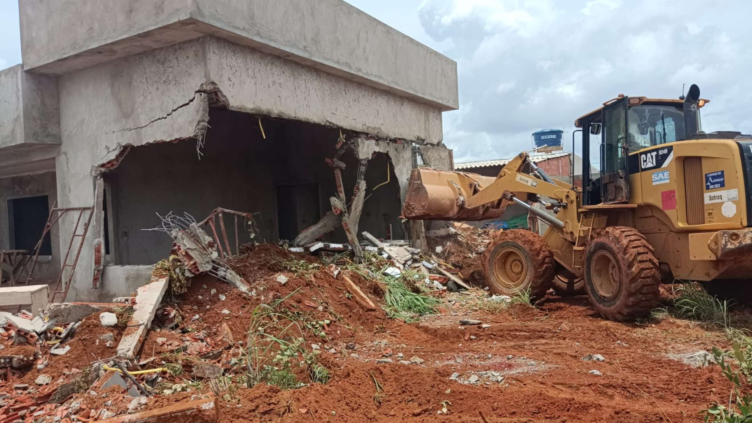 DF Legal derruba três casas em construção na 26 de Setembro
