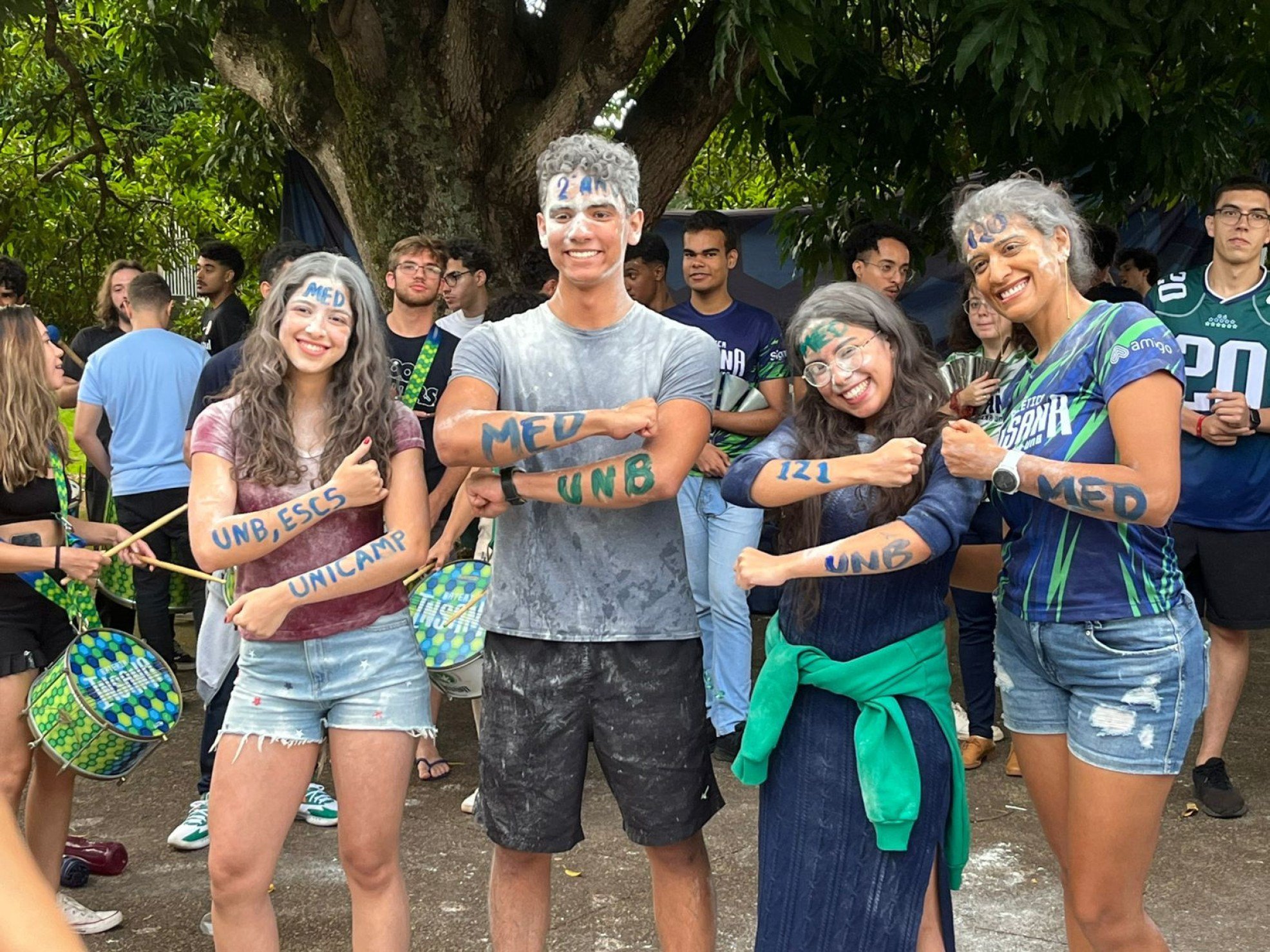 Andressa e os amigos no Teatro de Arena da UnB