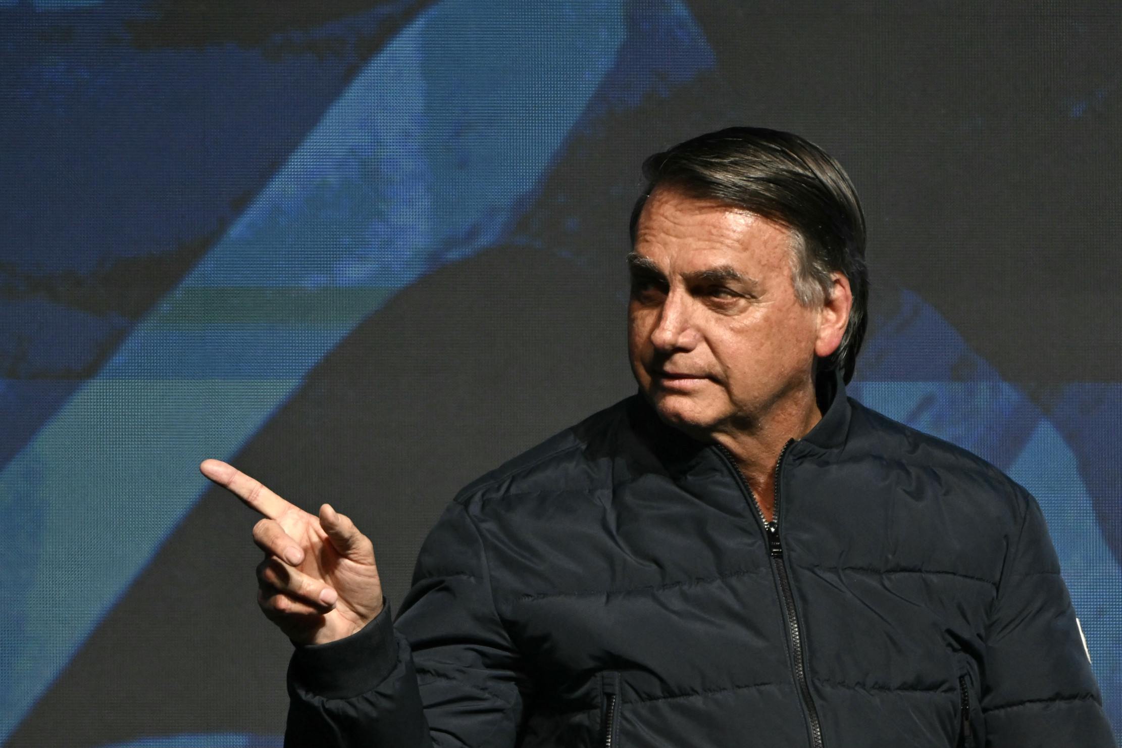 Em entrevistas, Bolsonaro reafirma que é candidato na próxima eleição, ainda que acumule duas penas de inelegibilidade -  (crédito: Evaristo Sa/AFP)