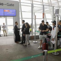 Passageiros aguardam embarque para a capital colombiana: três voos semanais -  (crédito: Lúcio Bernardo Jr./Agência Brasília)