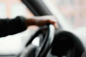 Pessoa dirigindo um carro -  (crédito: Reprodução/Freepik)