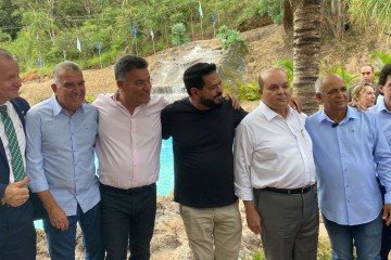 No evento, que foi realizado no estacionamento do Aqcua Cerrado, no Núcleo Rural Piripau, também estavam presentes secretários de estado, deputados distritais a, entre outras autoridades, como o Departamento de Estradas e Drenagem do DF (DER) - (crédito: Bruna Pauxis CB DA Press) No evento, que foi realizado no estacionamento do Aqcua Cerrado, no Núcleo Rural Piripau, também estavam presentes secretários de estado, deputados distritais a, entre outras autoridades, como o Departamento de Estradas e Drenagem do DF (DER) - (crédito: Bruna Pauxis CB DA Press)