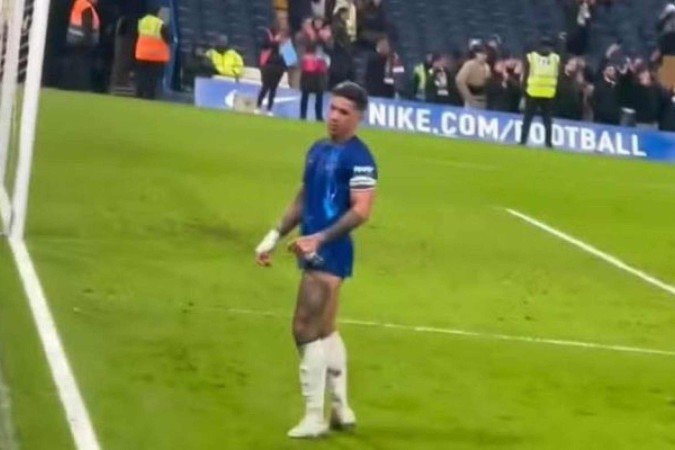 Enzo Fernández presenteia torcedor do Chelsea com peça de roupa - (crédito: Foto: Reprodução) Enzo Fernández presenteia torcedor do Chelsea com peça de roupa - (crédito: Foto: Reprodução)