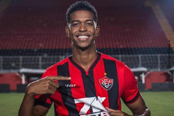 Emprestado pelo Flamengo, Carlinhos é anunciado pelo Vitória - (crédito: Foto: Victor Ferreira/ECVitória) Emprestado pelo Flamengo, Carlinhos é anunciado pelo Vitória - (crédito: Foto: Victor Ferreira/ECVitória)
