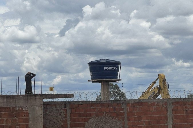 Em ato de desespero Fábio subiu no telhado da casa para não ser demolida