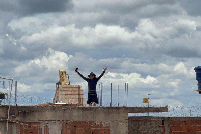Em ato de desespero, Fábio subiu no telhado para tentar impedir a demolição da casa