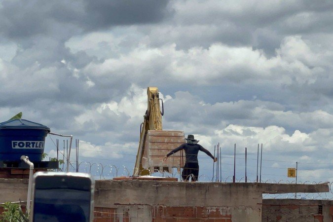Em ato de desespero Fábio subiu no telhado da casa para não ser demolida