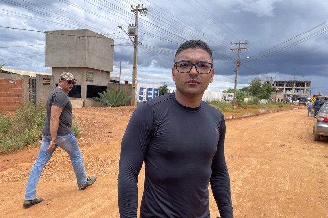 Fábio Ferreira subiu no telhado de casa para tentar evitar a demolição 