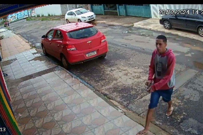 À luz do dia: dupla armada que invadiu casa e roubou carro é presa; veja vídeo - (crédito: Divulgação) À luz do dia: dupla armada que invadiu casa e roubou carro é presa; veja vídeo - (crédito: Divulgação)