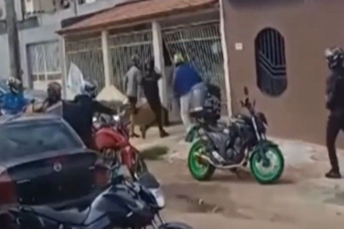 O portão da casa foi derrubado e um veículo que estava estacionado na frente do imóvel acabou danificado - (crédito: Reprodução) O portão da casa foi derrubado e um veículo que estava estacionado na frente do imóvel acabou danificado - (crédito: Reprodução)