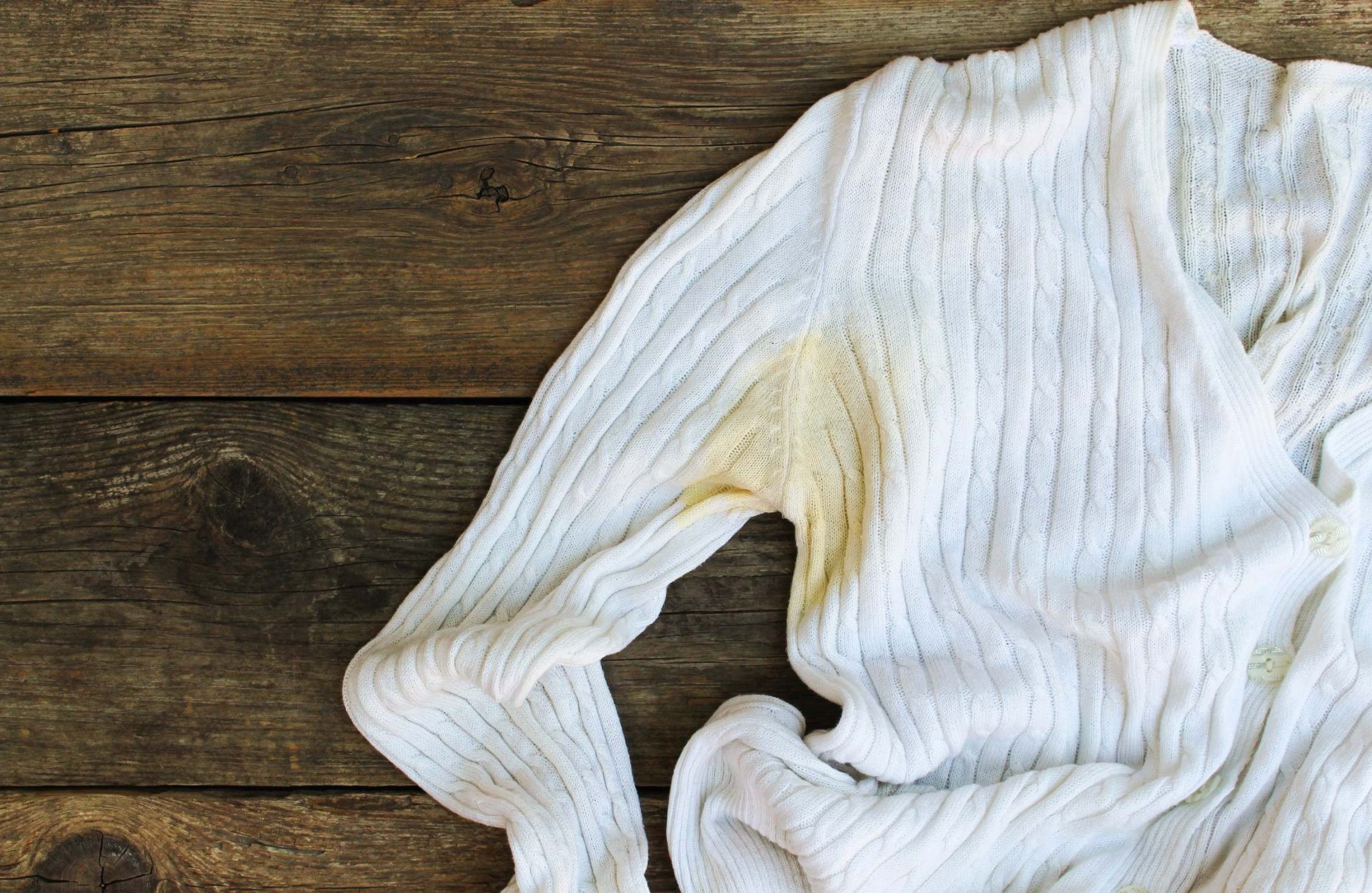 Dicas para tirar manchas de desodorante das roupas