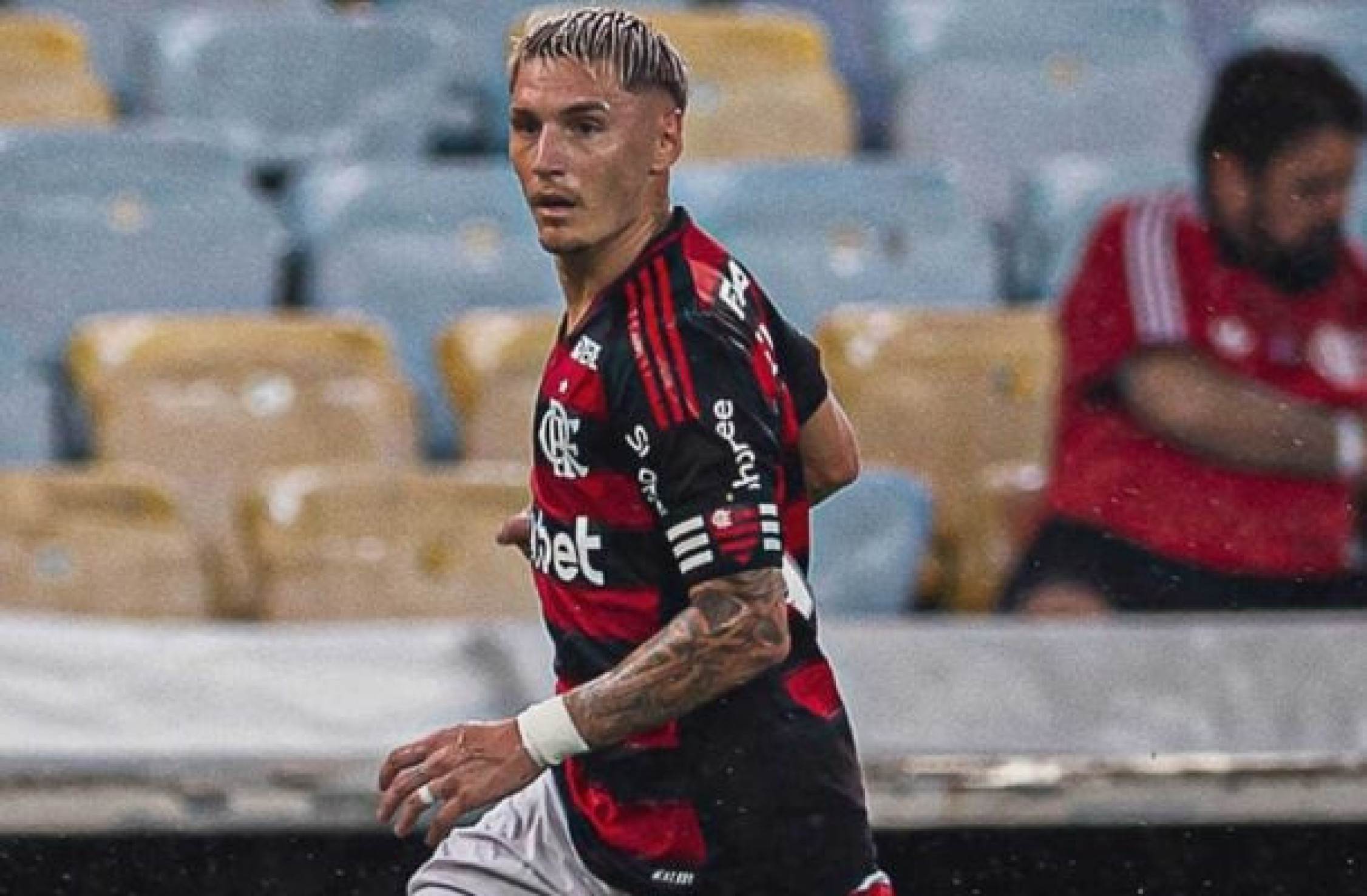 Flamengo libera lateral Varela para ir ao velório da mãe no Uruguai