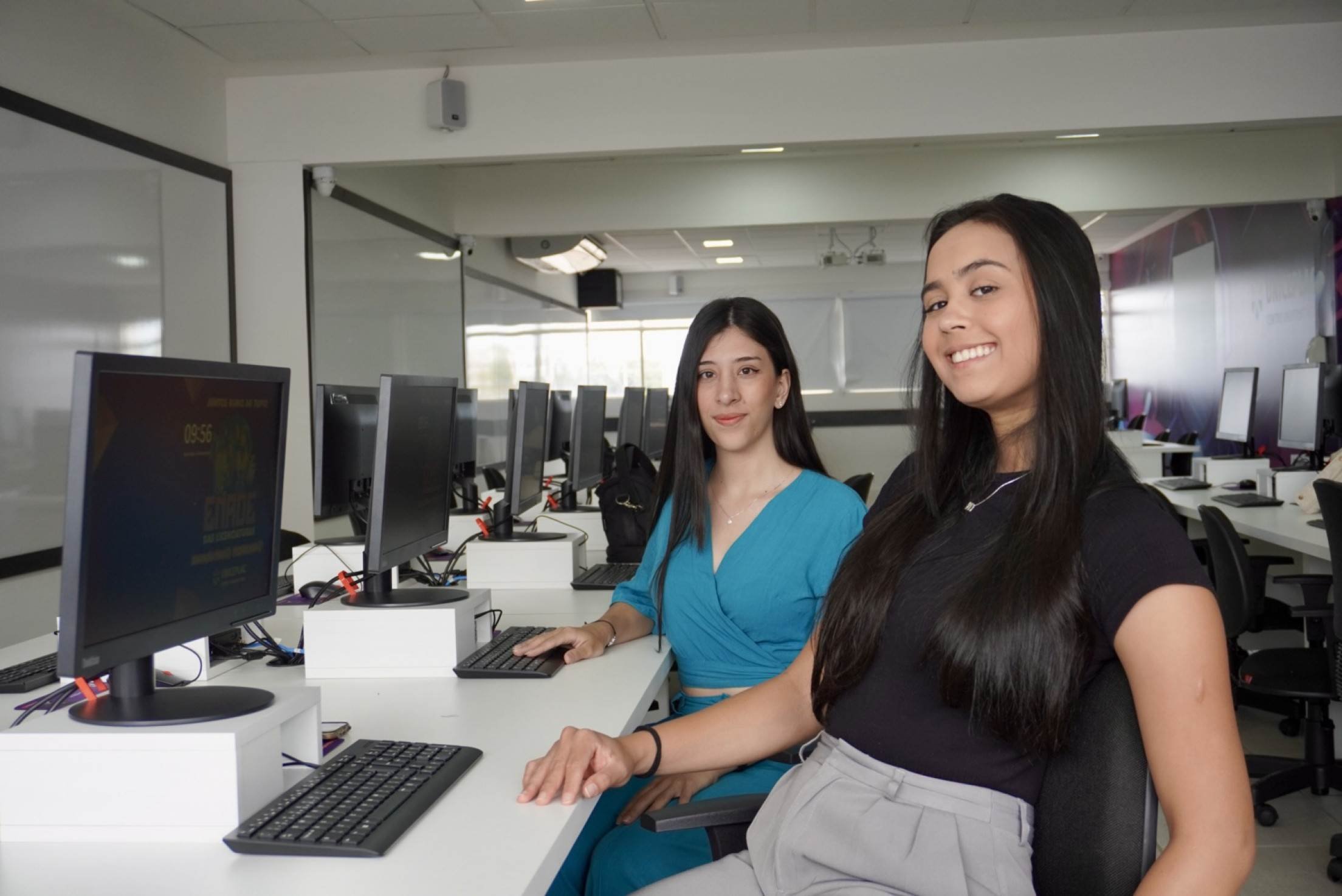 Estudantes Laysa Assunção (esquerda), 19 anos; e Maria Vitória da Silva (direita), 21 anos Estudantes Laysa Assunção (esquerda) e Maria Vitória da Silva (direita)