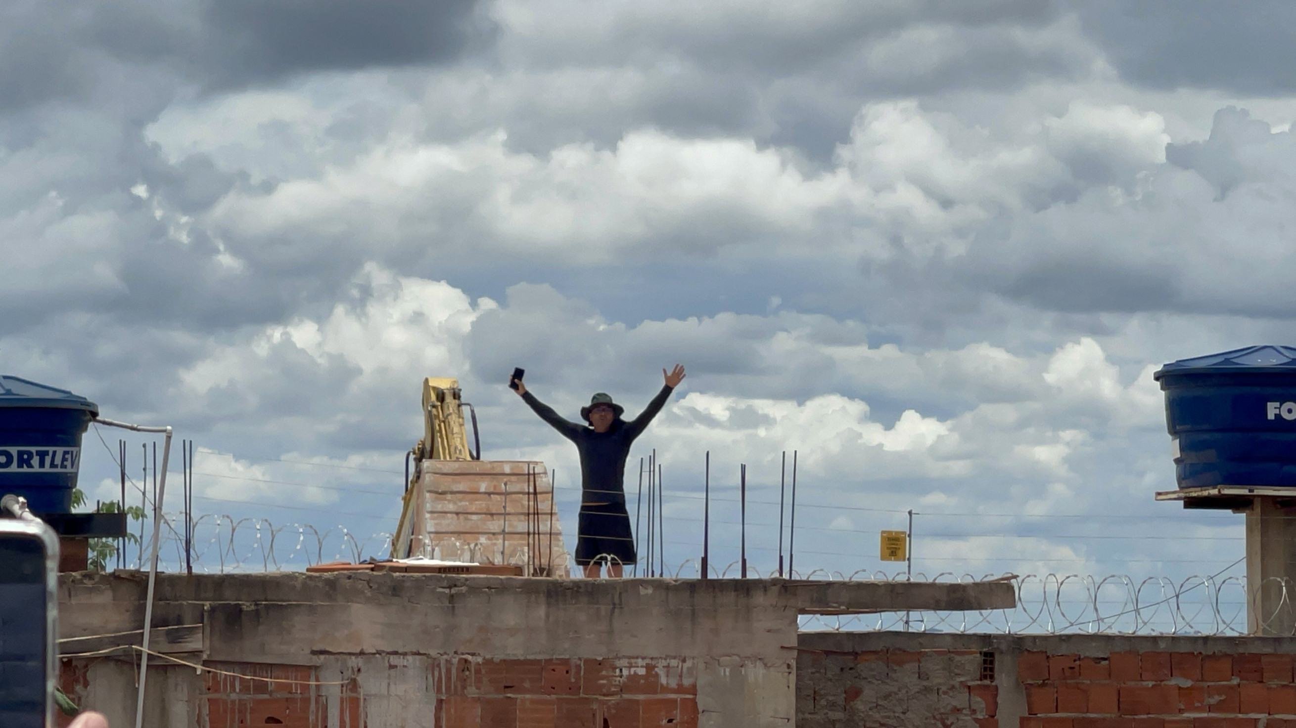 Em ato de desespero Fábio subiu no telhado da casa para não ser demolida