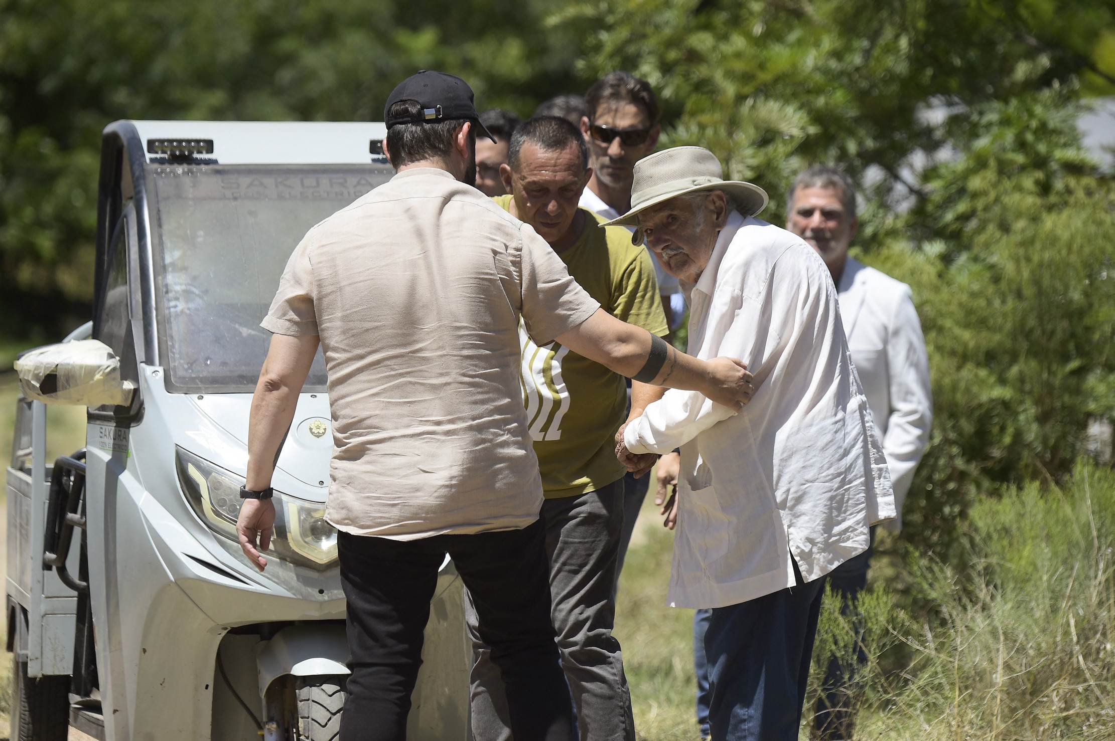 O presidente chileno Gabriel Boric e o ex -presidente uruguaio José Mujica partem depois de plantar uma oliveira na casa de Mujica em Montevidideu      