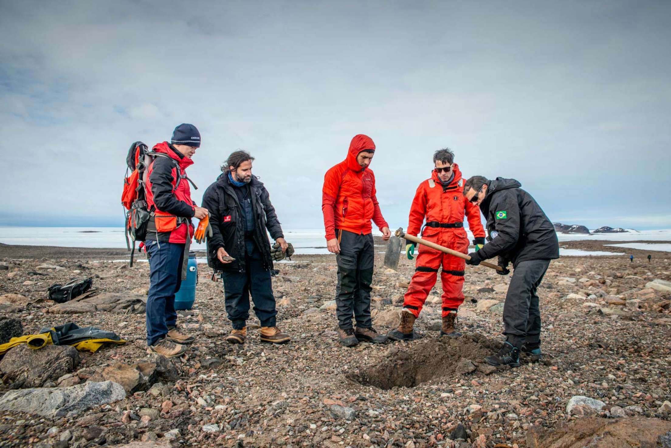 Pesquisador Márcio Francelino Rocha Cava O solo de Bunger Hills, o segundo maior oásis da Antártica    