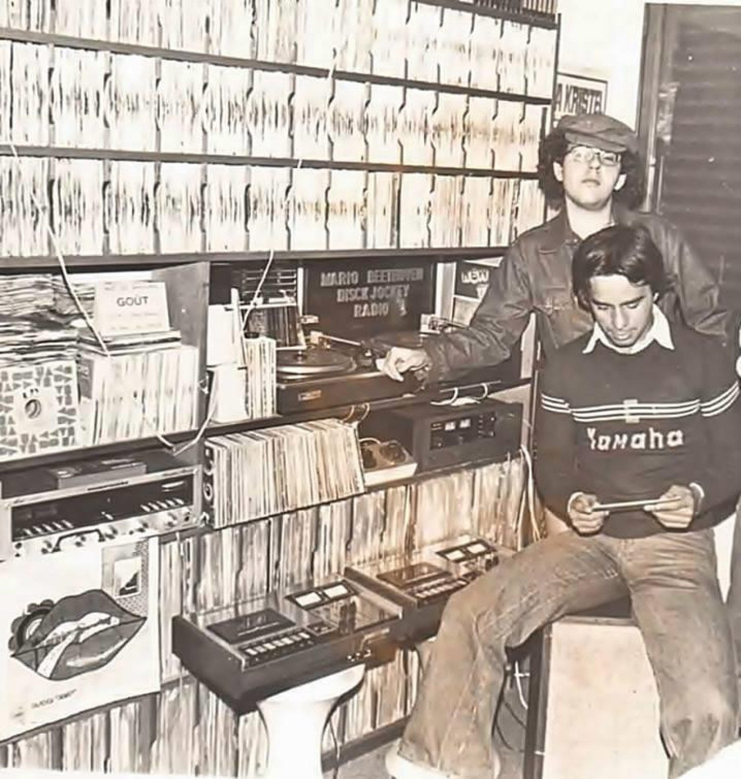 Mario Beethoven (em pé)com o empresário MarcioBayard selecionandodiscos para a inauguraçãoda Sunshine, em 1977