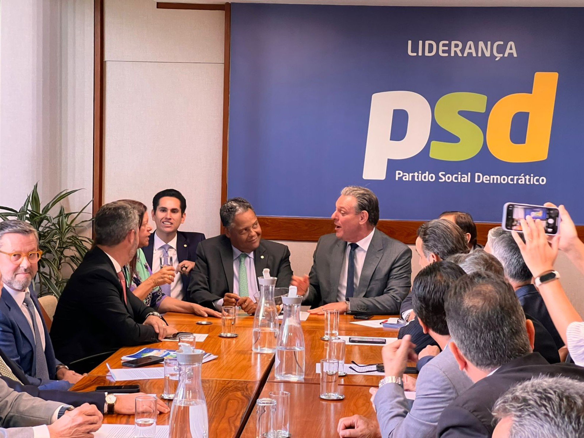 Ministro Carlos Fávaro se reúne com bancada do PSD