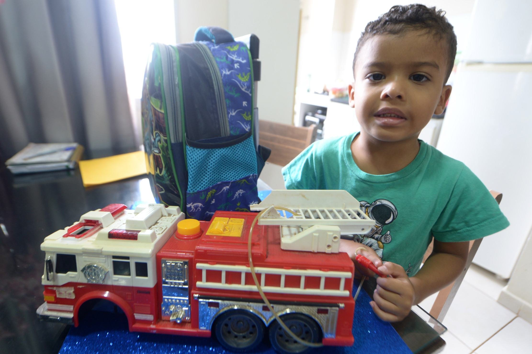  Noah quer ser bombeiro e mostrou sua viatura à reportagem