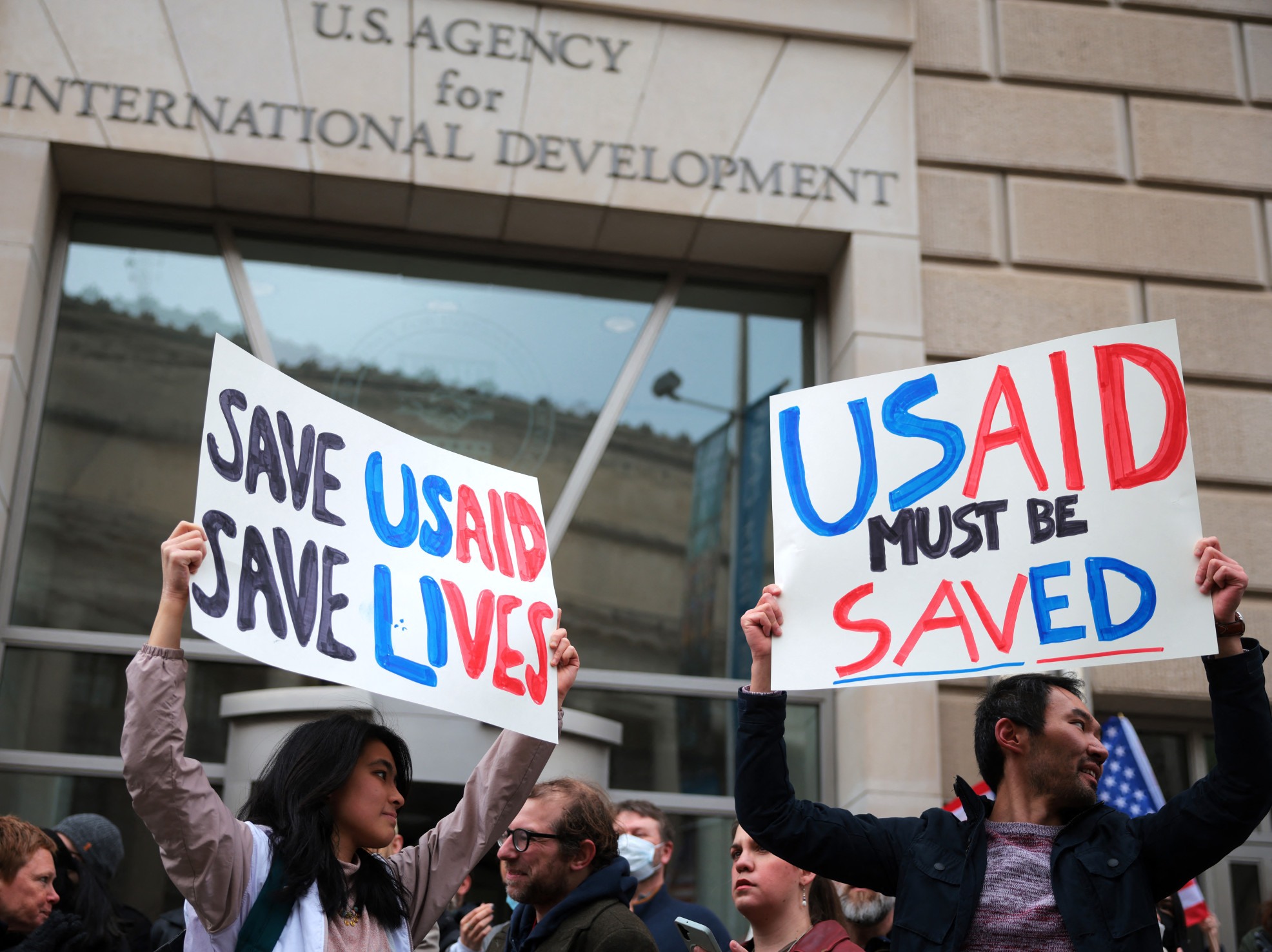 Os manifestantes se reúnem fora da sede da USAID em 3 de fevereiro de 2025 em Washington, DC      